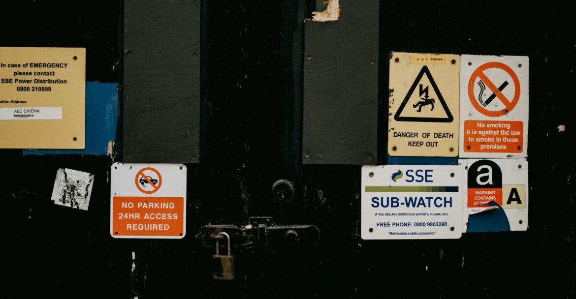 Uyarı Levhası (Sarı Zemin) "Yüksek voltaj tehlikesi uyarı levhası" "Kaygan zemin dikkat işareti" "İnşaat alanı tehlike levhası" 2. Emredici Levha (Mavi Zemin) "Kask takmak zorunludur levhası" "Gözlük kullan emredici iş güvenliği levhası" "Kulaklık tak zorunlu iş güvenliği işareti" 3. Yasaklayıcı Levha (Kırmızı Çerçeve) "Sigara içmek yasaktır levhası" "Yetkisiz kişilerin girmesi yasaktır işaret levhası" "Alevle yaklaşmak yasaktır uyarı tabelası" 4. Acil Durum Levhaları (Yeşil Zemin) "Acil çıkış yönü iş güvenliği levhası" "Toplanma alanı tabelası" "Yangın söndürücü yeri uyarı işareti"